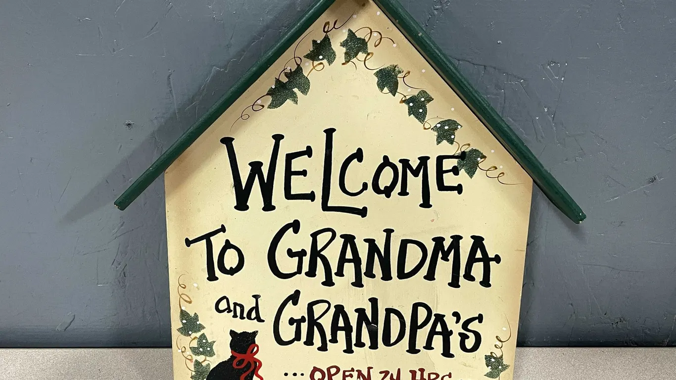 Vintage Welcome To Grandma and Grandpa's Wooden Wall Art (T3)