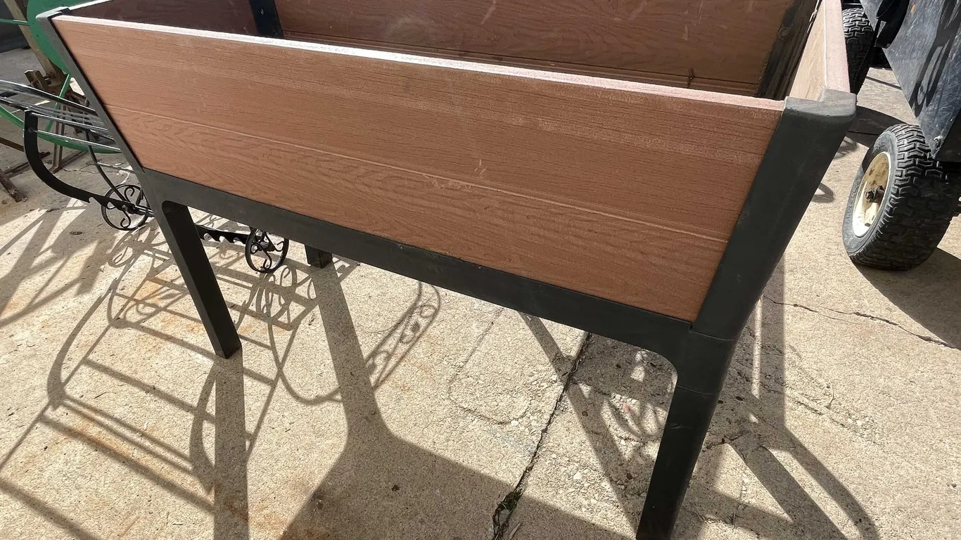 Raised Garden Box (03)