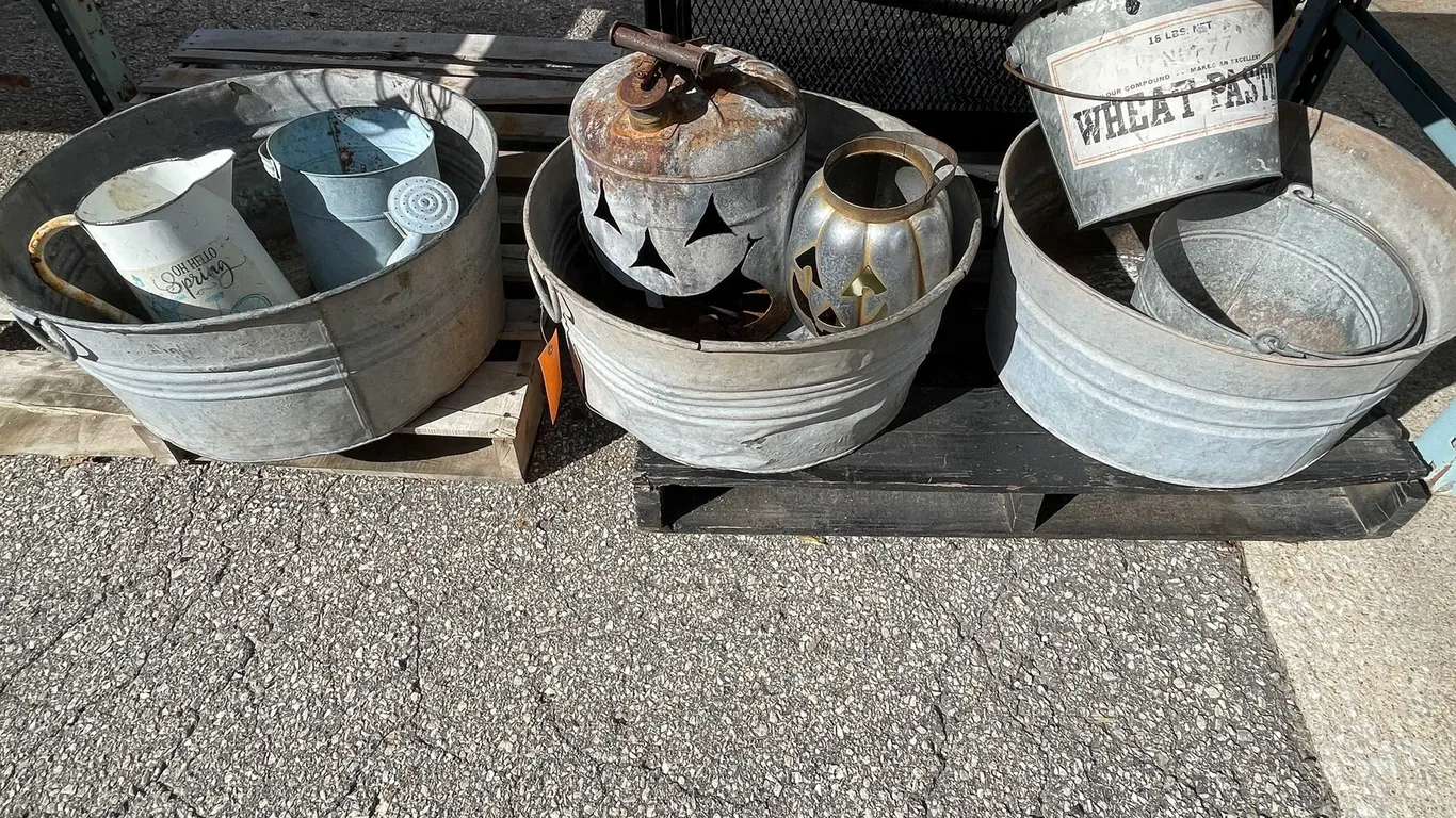 Galvanized Wash Tubs and Decorations (04)
