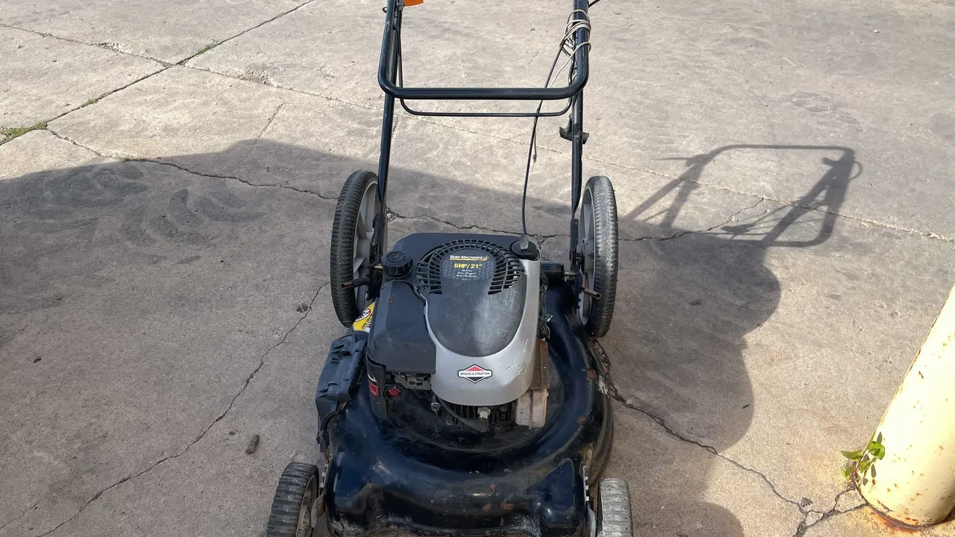 Yard Machines 6HP 21" Lawn Mower (03)