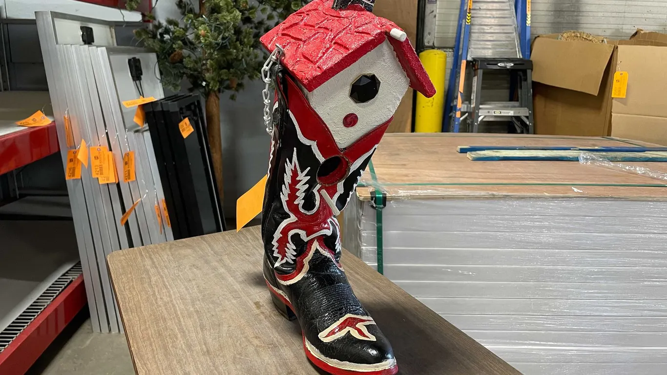 Vintage Cowboy Boot Birdhouse (CW)