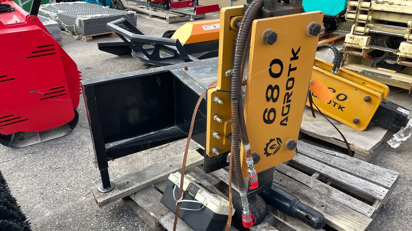 AGT 680 Skid Steer Post Setter (012)