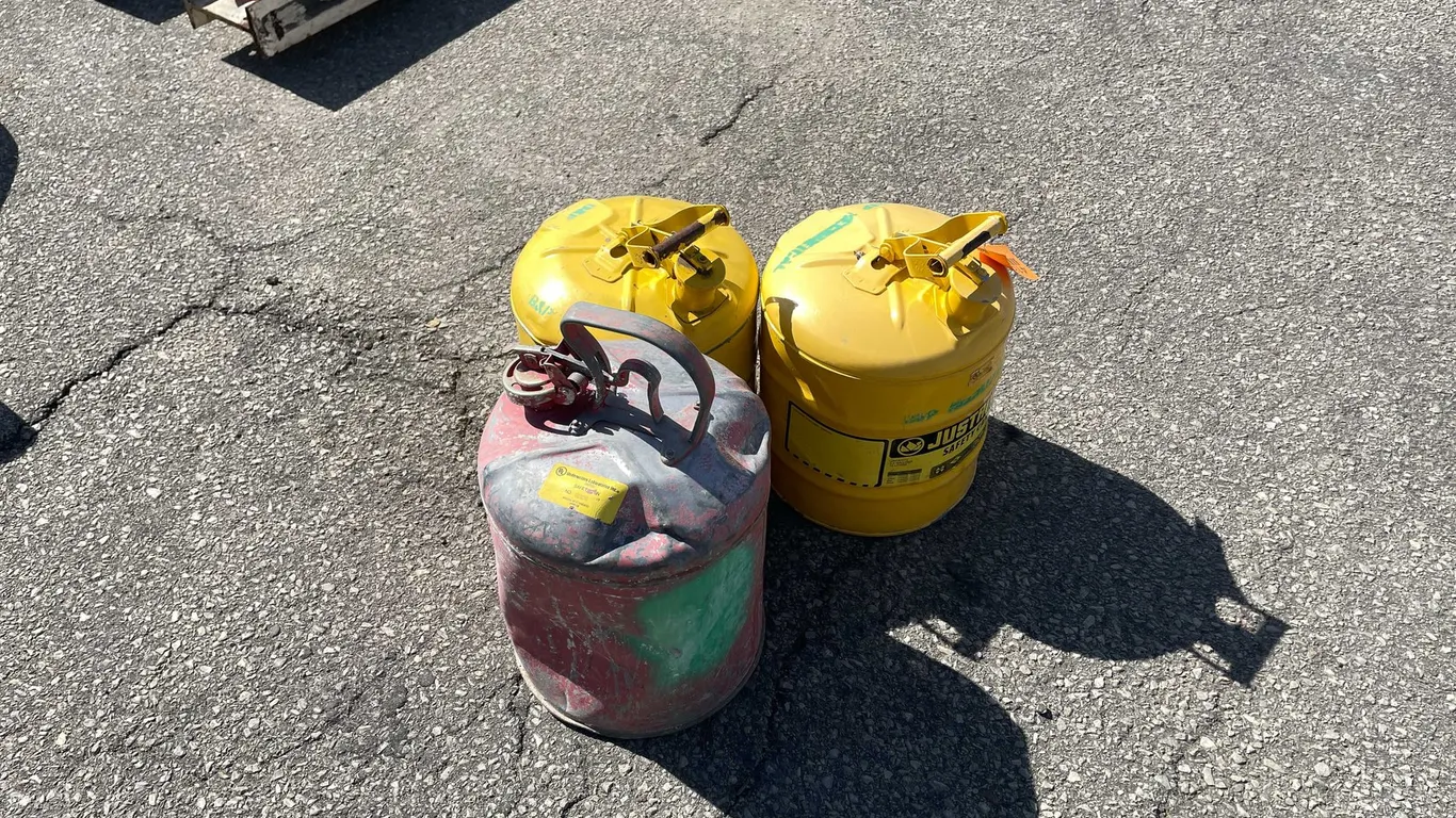 Metal Fuel Cans (03)