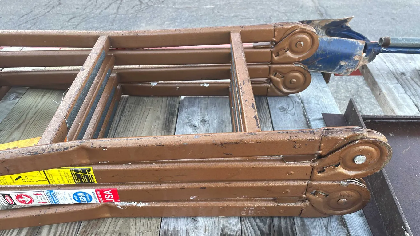12' Foldable Ladder (04)
