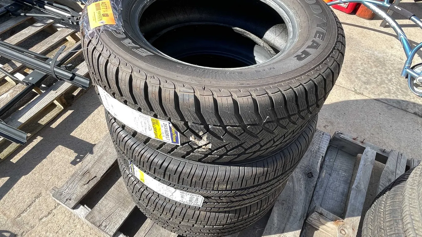 Goodyear P265/60R17 Tires (08)