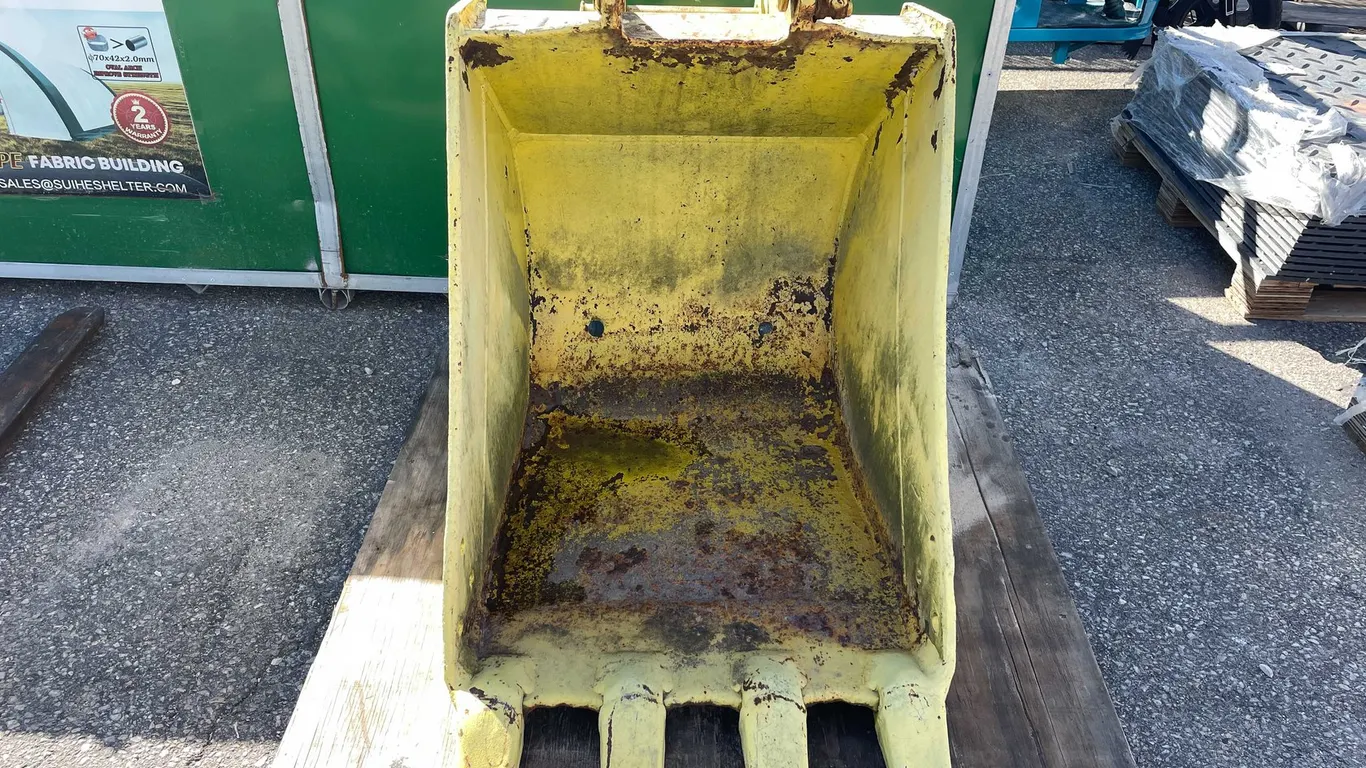 24" W Excavator Bucket (010)