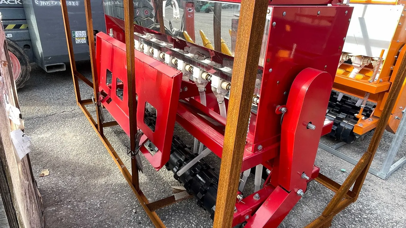 AGT 70" No Till Seeder (012)