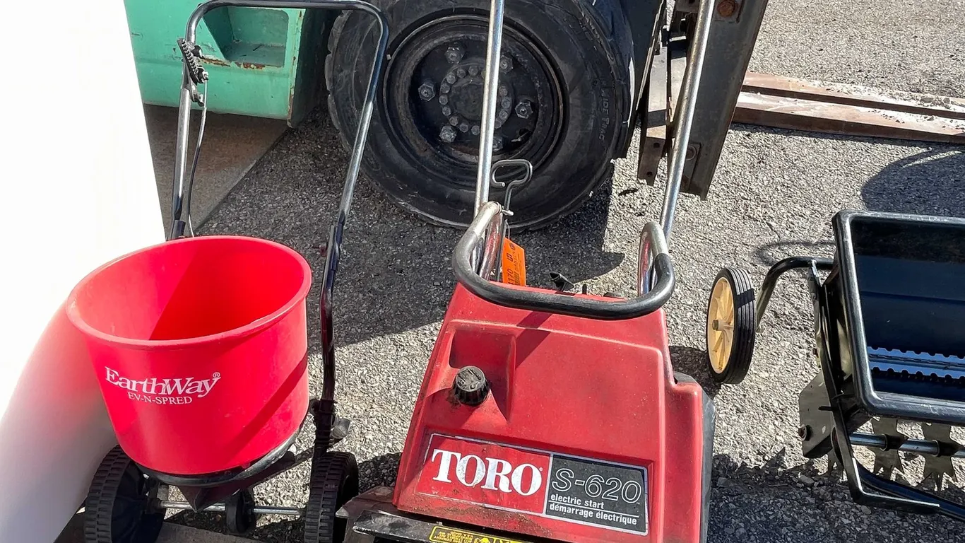 Toro S-620 Snow Thrower and EarthWay Seeder (03)