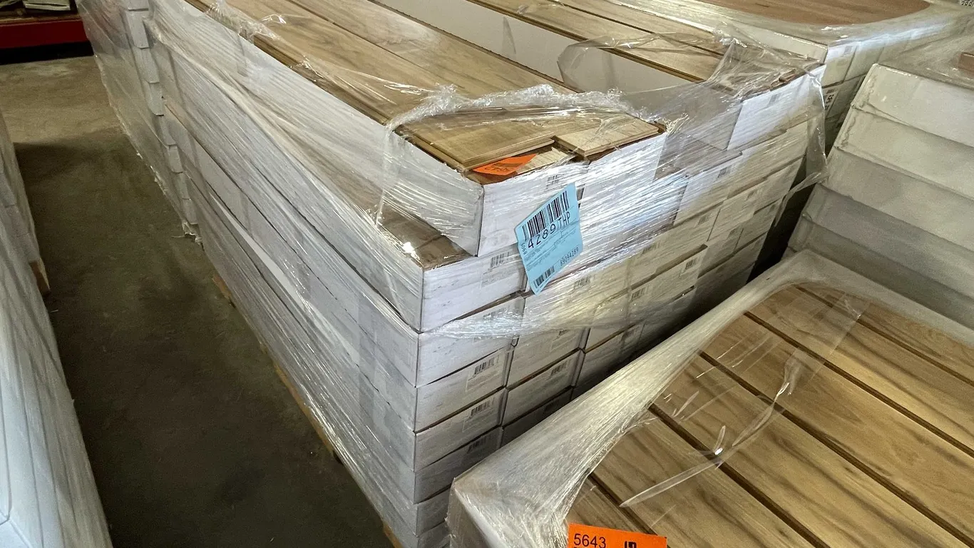 Hickory Color Vinyl Flooring Planks (B)