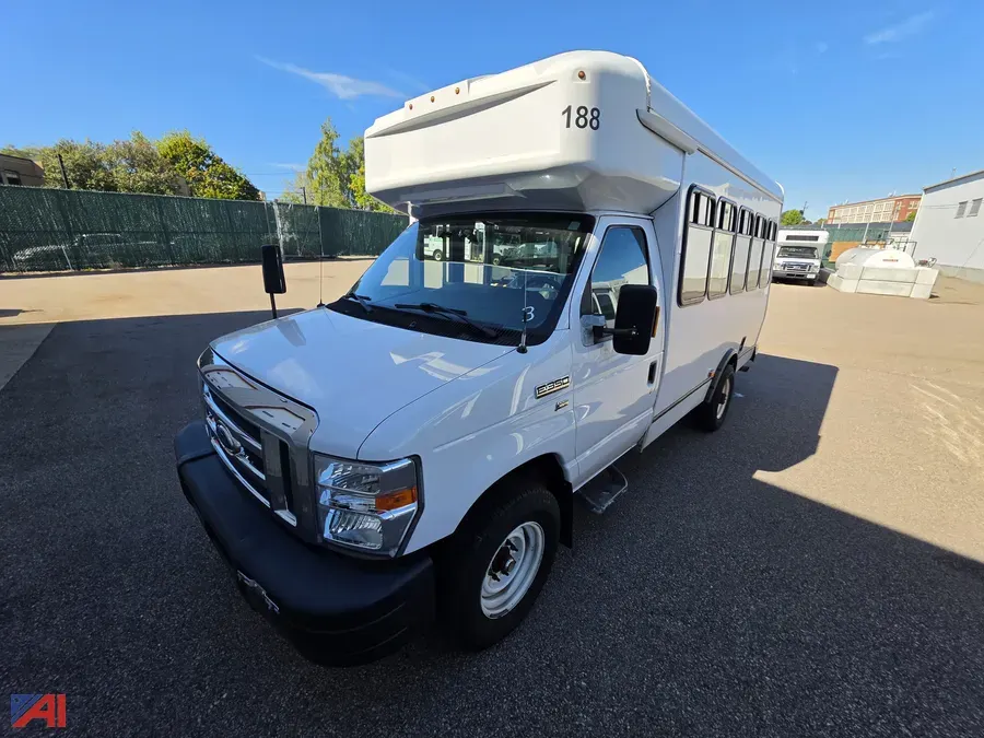 2019 Ford E-350 Super Duty Shuttle Bus