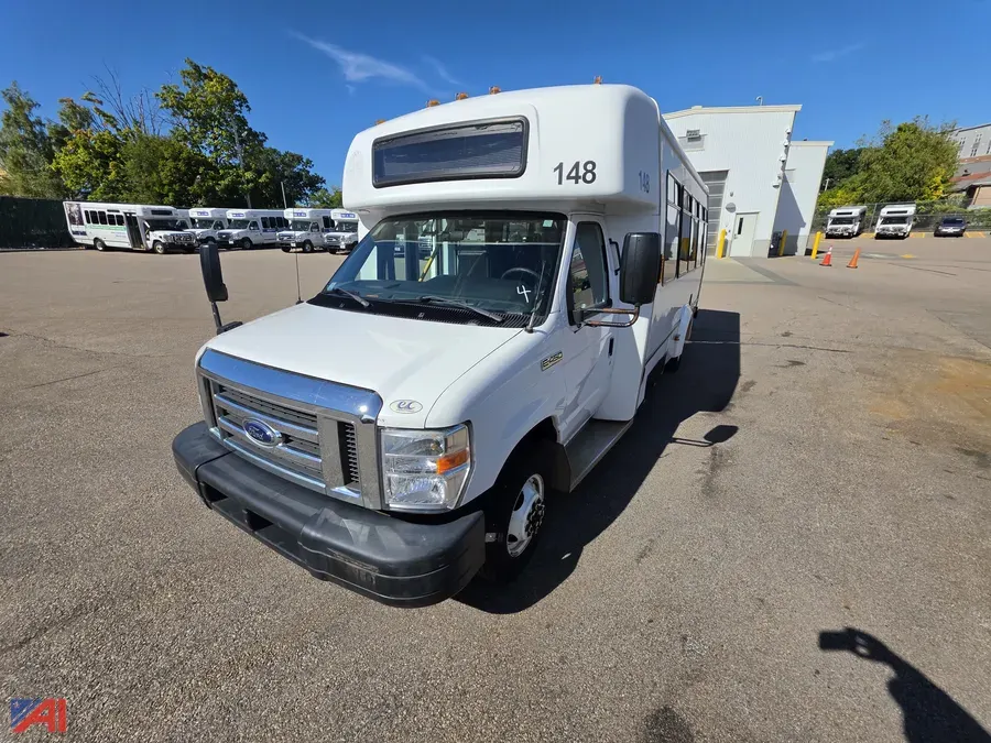 2017 Ford E-450 Super Duty Shuttle Bus