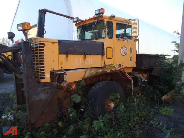 1994 Osh Kosh P2526-5P Truck with Plow Masts