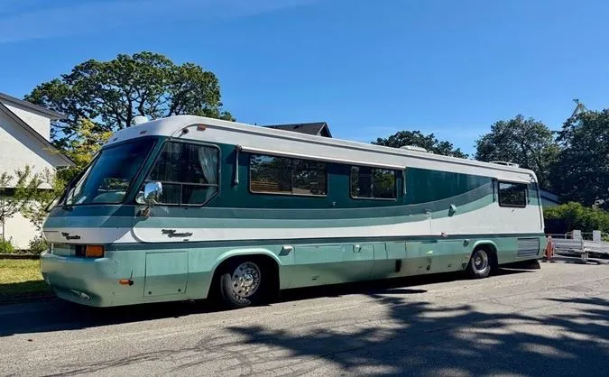 1996 MONACO THE EXECUTIVE, MOTORHOME, GREEN & WHITE, VIN 1RF120512T1012058