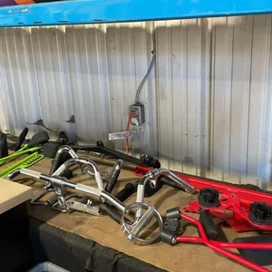 SHELF OF ASSORTED PULL DOWN HANDLES, BARS & COMMERCIAL EXERCISE ATTACHMENTS