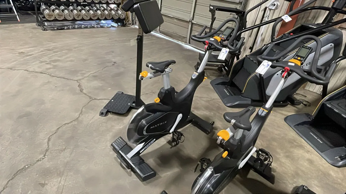 MATRIX CXM COMMERCIAL INDOOR SELF POWERED EXERCISE TRAINING CYCLE WITH DIGITAL PEDOMETER & READOUT