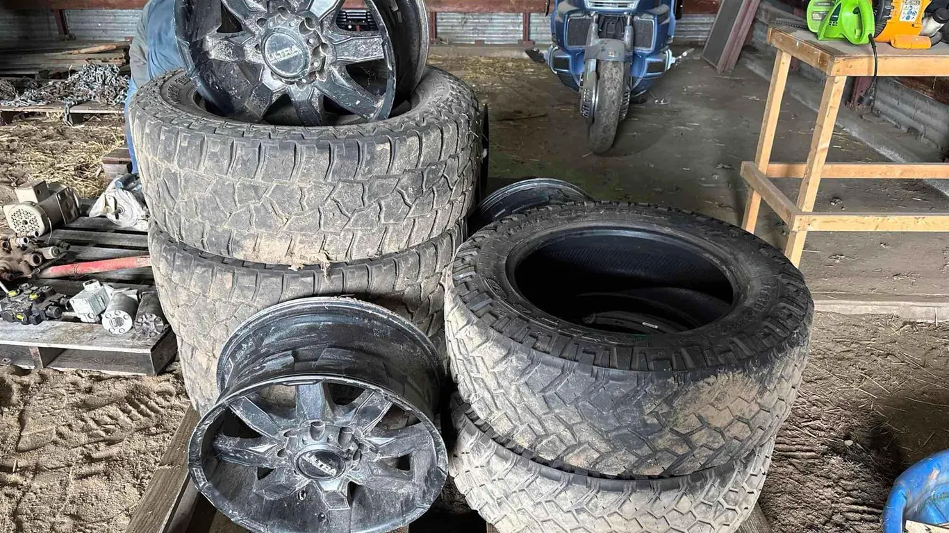Ultra Pickup Rims & LT275/65R20 Tires