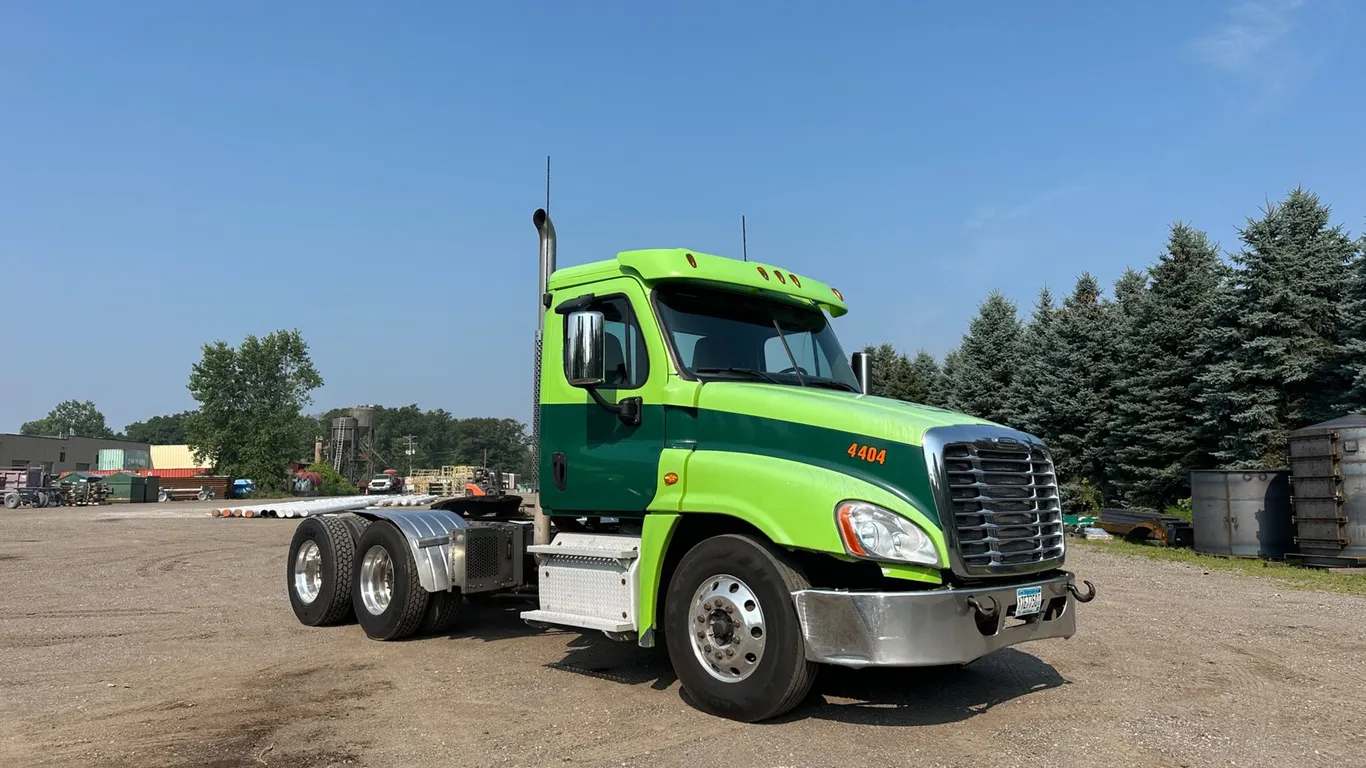 2017 Freightliner Cascadia Tandem Axle Semi