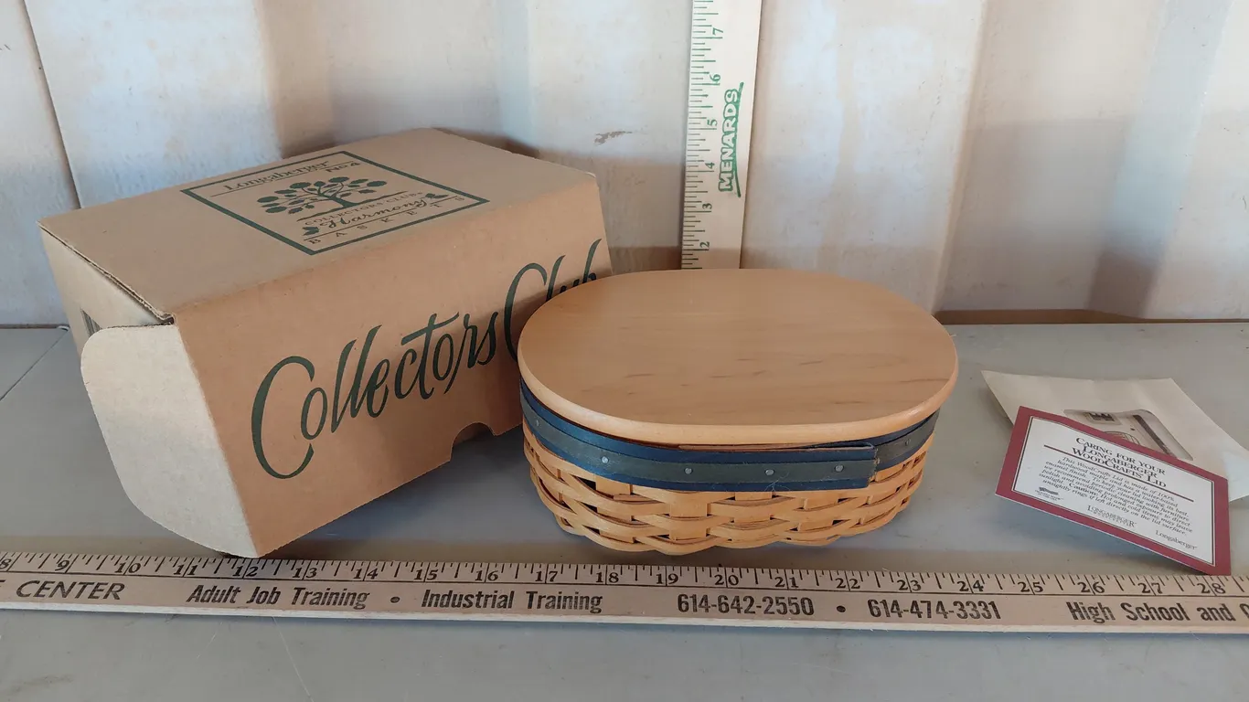 2002 Longaberger Collectors Club Harmony Basket No. 4 W/Lid, & Box 7.75"X5.75"X3"5