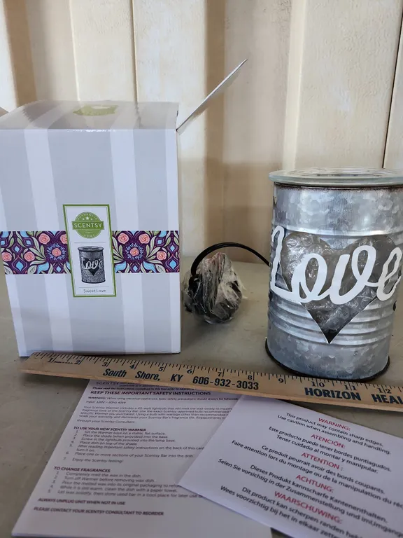 New Scentsy Wax/Candle Warmer Sweet Love