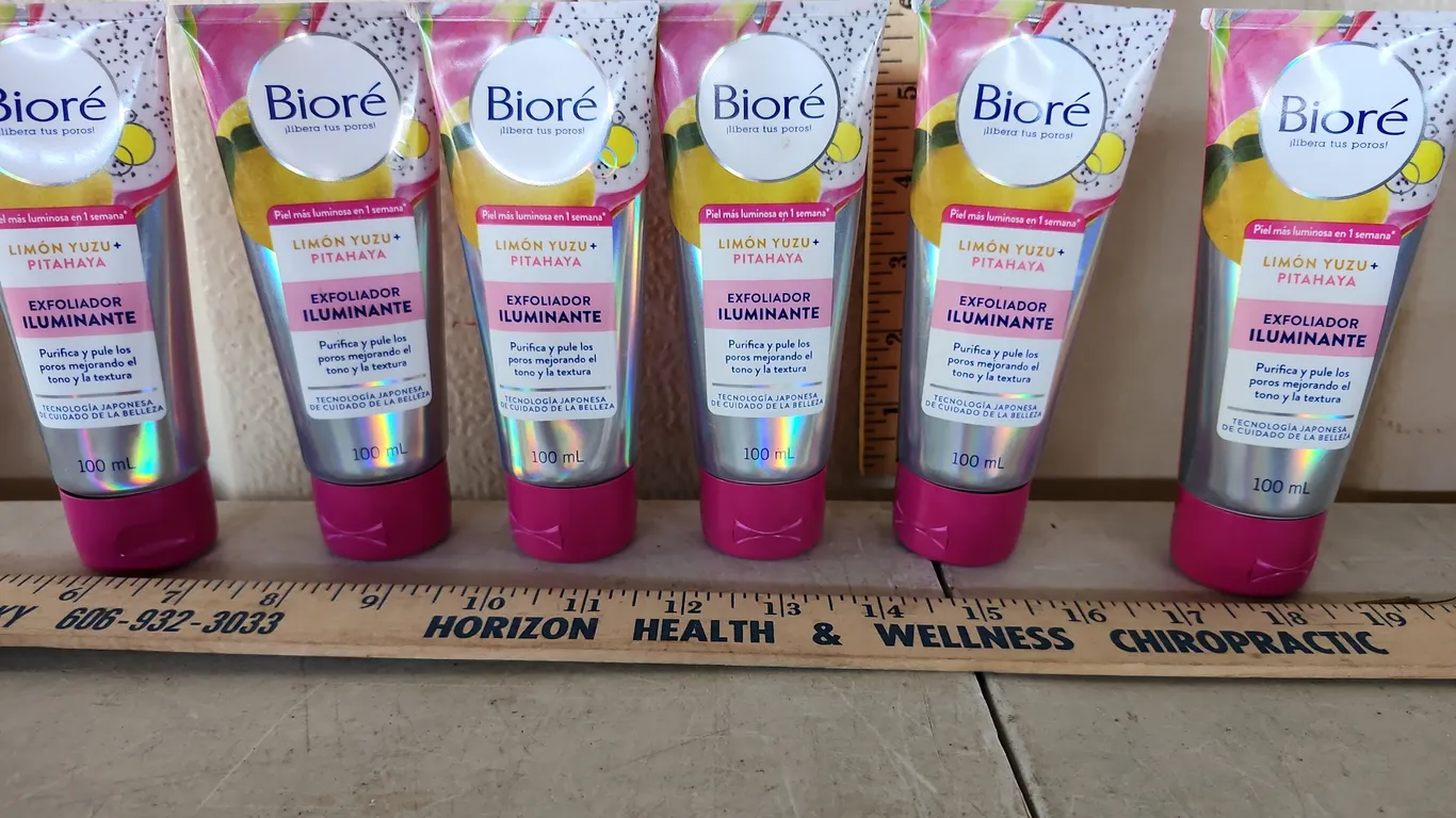 6 Ct Biore Illuminating Scrub Lemon Yuzu + Dragon Fruit 100 Ml