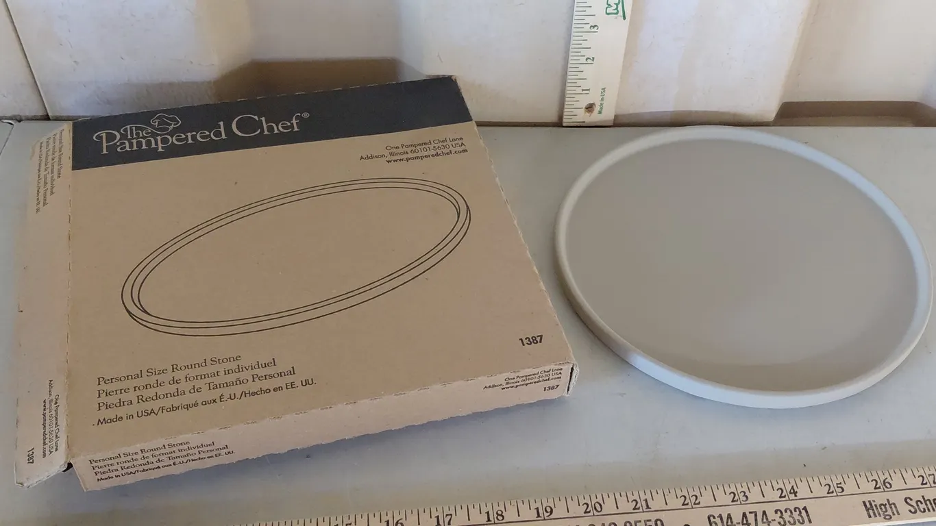 The Pampered Chef Personal Size Round Stone New In Box
