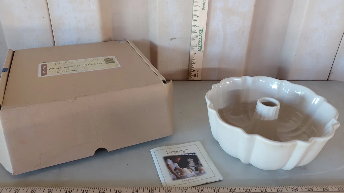 Longaberger Pottery Woven Traditions Fluted Cake Pan In Box (Bundt Pan)