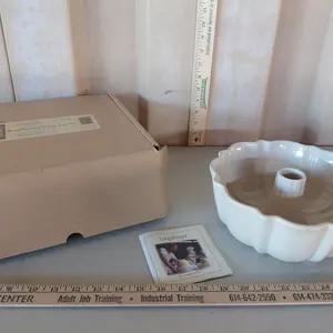 Longaberger Pottery Woven Traditions Fluted Cake Pan In Box (Bundt Pan)
