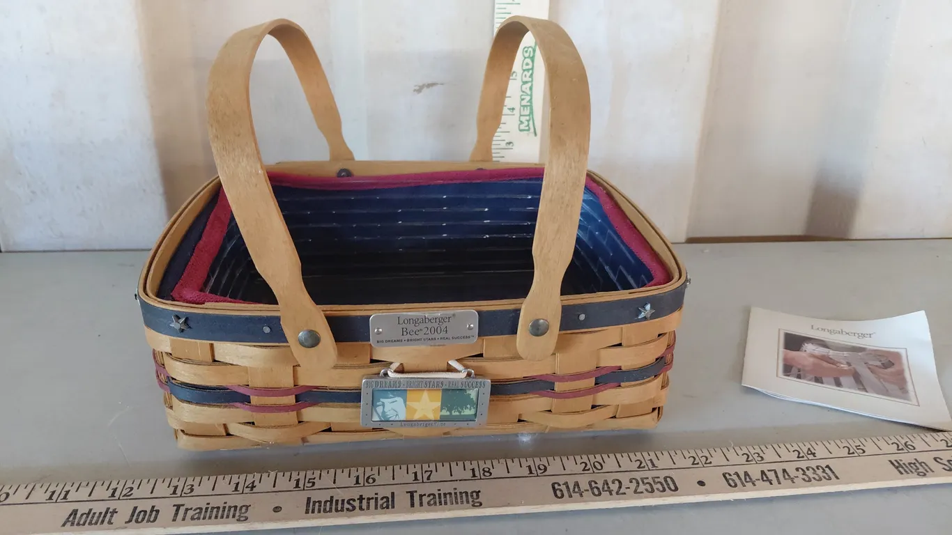 2004 Longaberger Bee Basket W/Liner, Protector, & Tie On 10"X9"X3.5"
