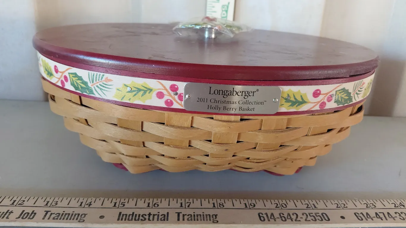 2011 Longaberger Customer Holly Berry Basket W/Liner, Protector, & Lid 12.5"X10.25"X5"