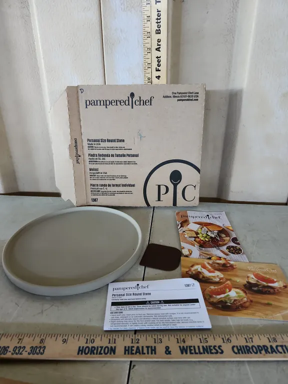 New Pampered Chef Personal Size Round Stone 8.5"