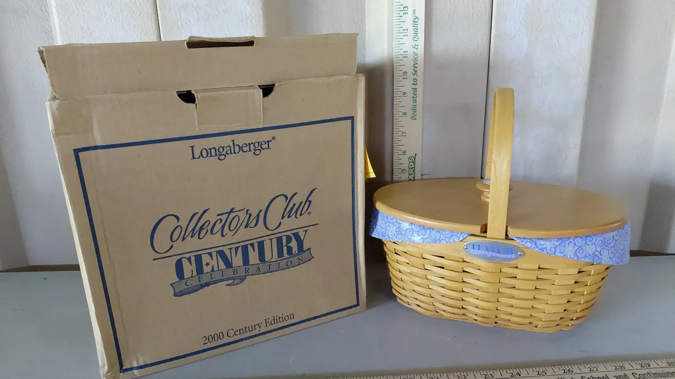 2000 Longaberger Collectors Club Century Basket W/Liner, Protector, Lid, & Box 10.5"X6.25"X9.5"
