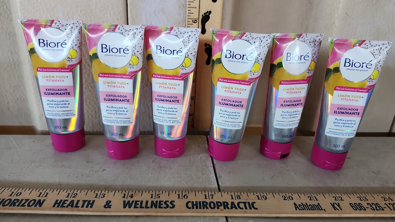 6 Ct Biore Illuminating Scrub Lemon Yuzu + Dragon Fruit 100 Ml