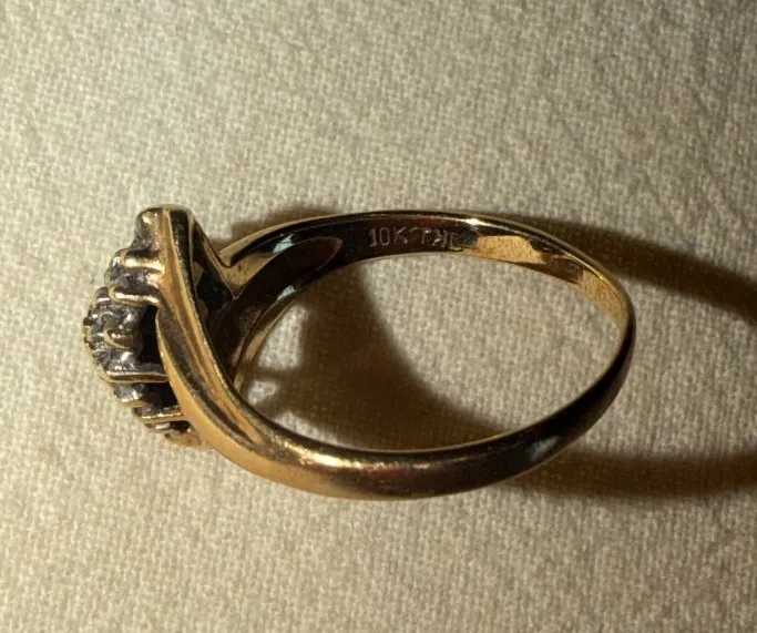Gold ring Marked 10K THL