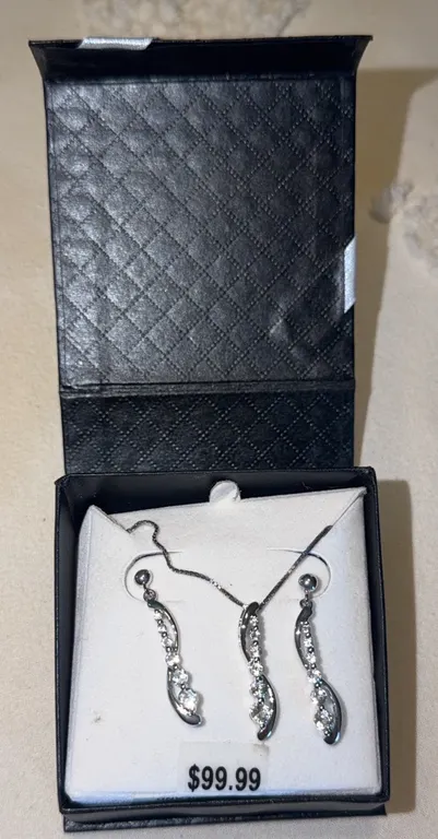 Earring and necklace 