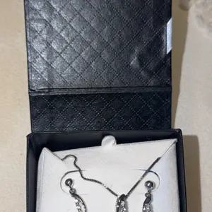 Earring and necklace ￼
