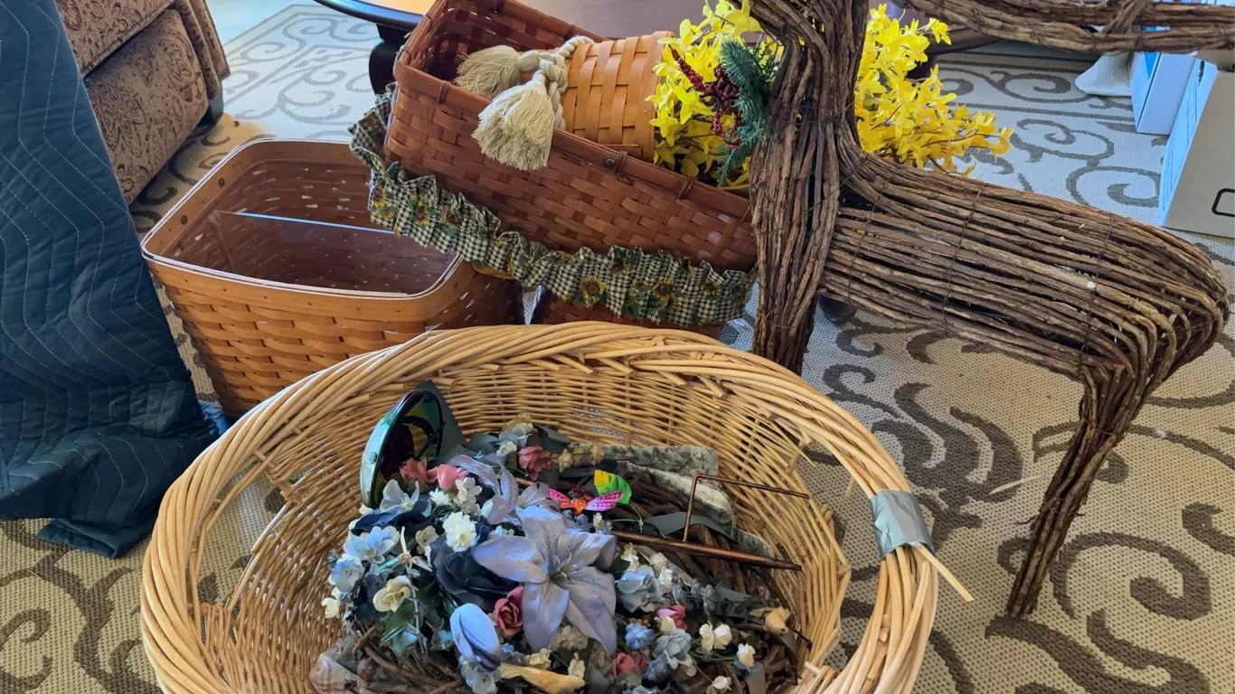 Lot of baskets and wooden woven deer