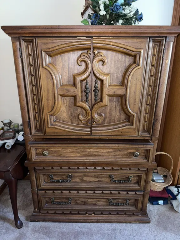 Bassett Furniture industries Large wooden wardrobe, no contents