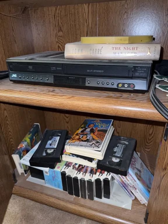 Jvc DVD and VHS tape player comes with VHS tapes