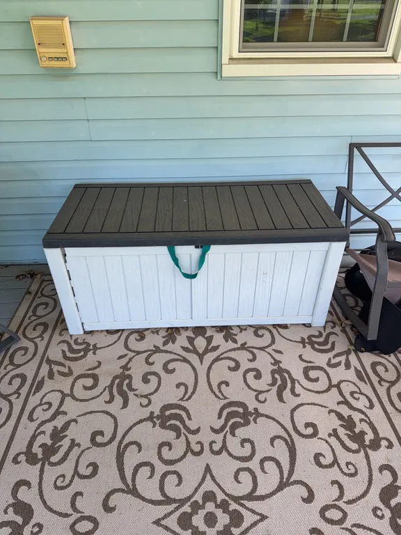 Outdoor patio storage chest 