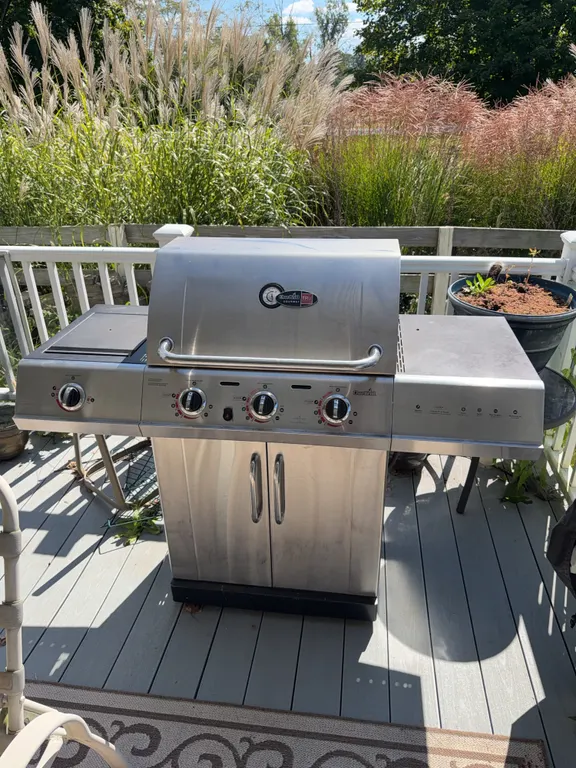 Nice Char-Broil Propane Grill