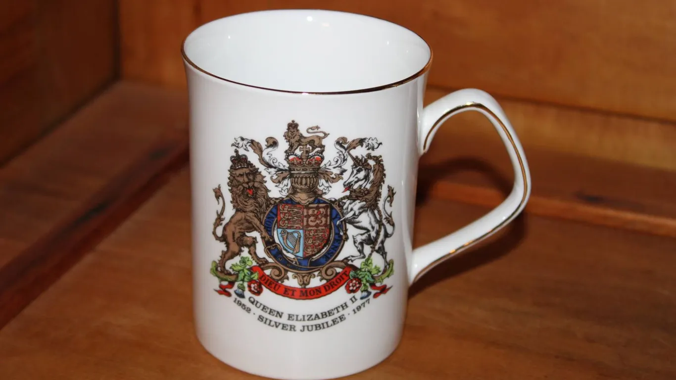 Elizabethan Silver Jubilee Fine Bone China Mug 1952-1977