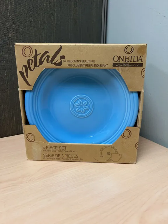 Oneida Petals 3-Piece Dinnerware Set in Periwinkle
