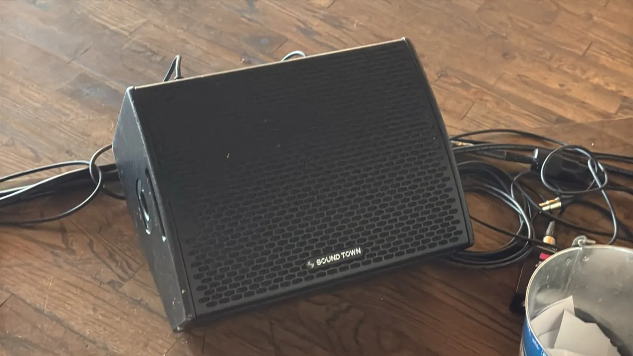 Sound Town CARME-10MPW powered stage monitor speakers. Features built-in amplifier, 3-band EQ, XLR/TRS combo input, XLR output, 3.5mm aux input, side