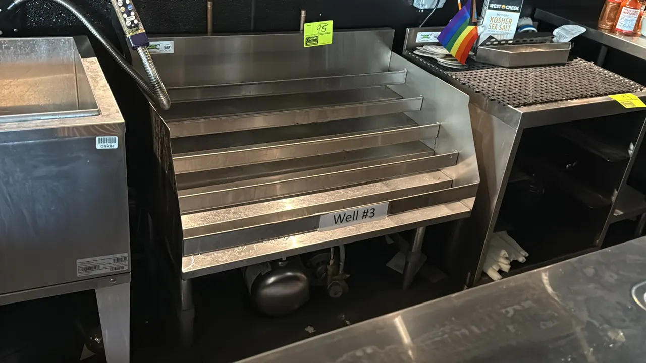 Glastender 36" stainless steel underbar liquor bottle display. Features 4-tier bottle steps with guard rails and an integrated backsplash. 36"W. Mount