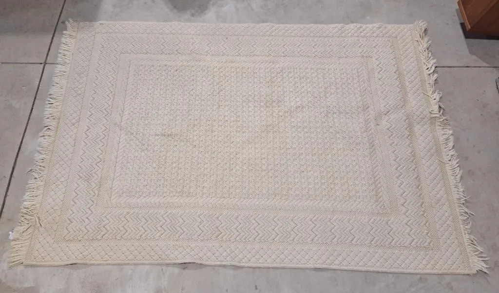 Ivory or cream-colored woven area rug - 61"l�45"w