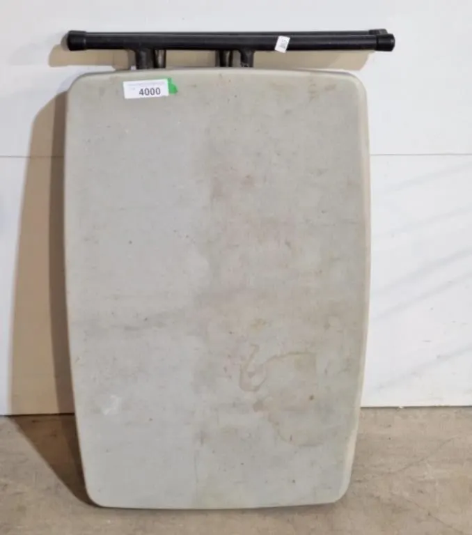 Folding table