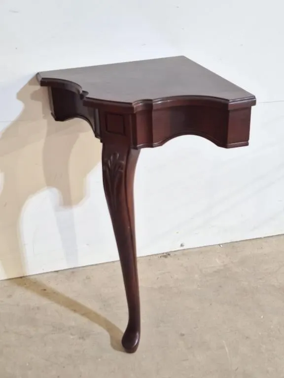 Lovely corner shelf. 17" l x 22" w x 30" h