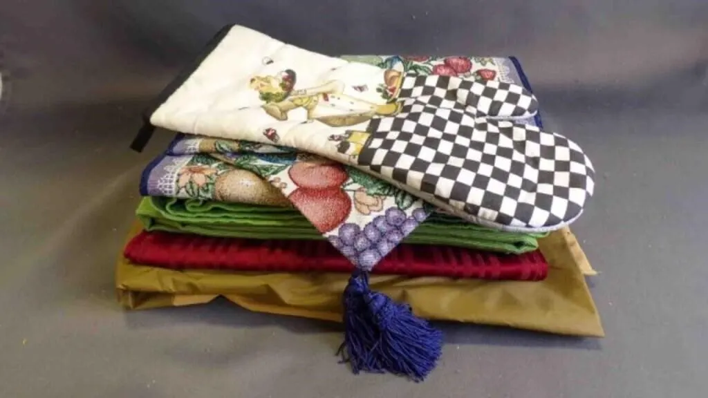 Oven Mitt, 2 Table Runners, Table Cloth, Vest