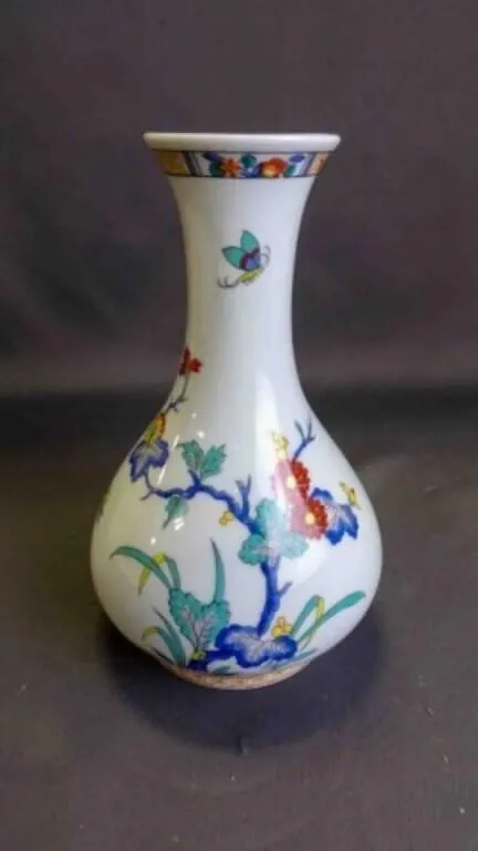 Vintage Charming Oriental "Pagoda" Design Bud Vase