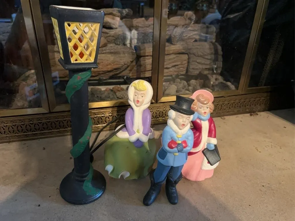 Victorian Carolers with Lighted Lamp Post